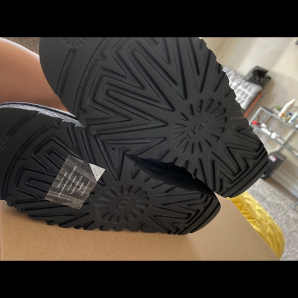 NWOT.. UGG Classic Short - Picture 6 of 7